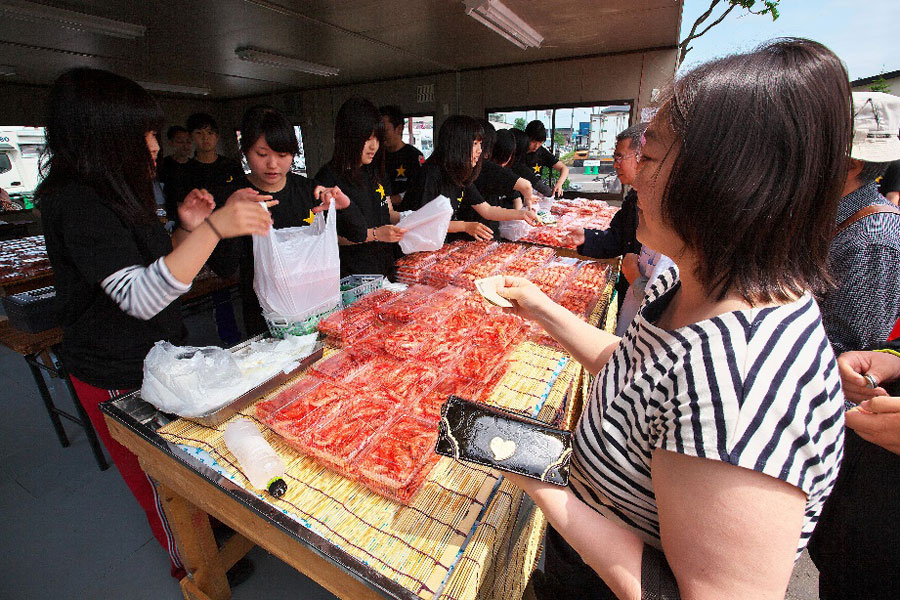 新鮮な甘エビの販売は、毎年大人気、行列必至! はぼろ甘エビまつり