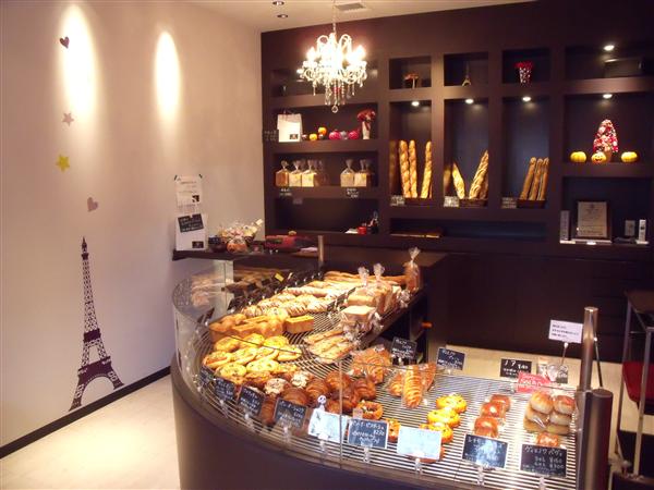 オシャレな雰囲気の店内に、宝石のように美しく並ぶパン 店内