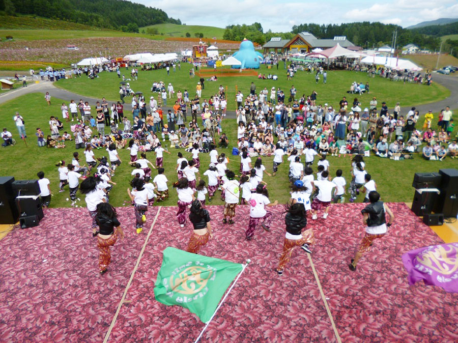 太陽の丘コスモスフェスタ 遠軽町で1千万本のコスモスを愛でる旅 たびらい 太陽の丘コスモスフェスタ 遠軽町で1千万本のコスモスを愛でる旅 たびらい