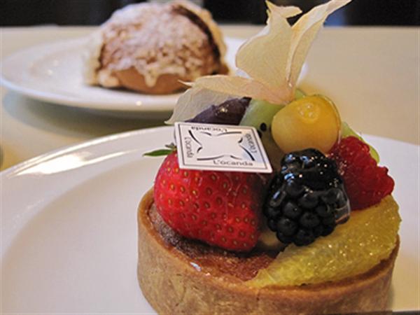 食べるのがもったいないくらいきれいなフルーツタルトケーキ
奥が人気NO.1のシュークリーム ロカンダのケーキ