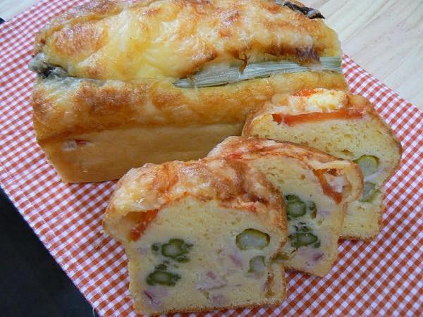 ケーク・サレやキッシュなど野菜を使ったフードメニューもあります。 アスパラガスのケークサレ
