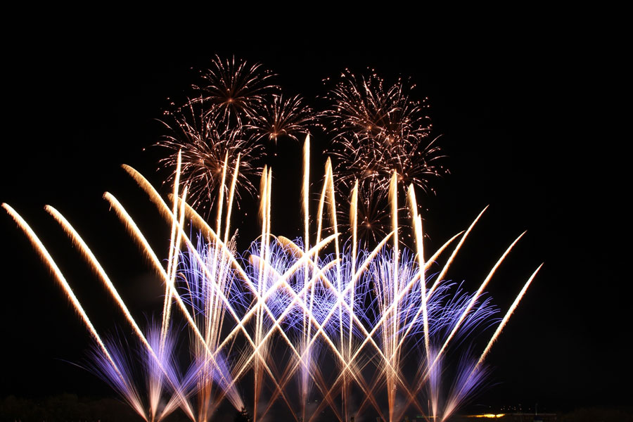 観覧席から間近で打ち上げられるダイナミックな花火を楽しめる「東十勝花火大会」