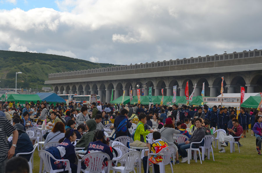 会場では、最北端・稚内のグルメが大集結! 最北端・食マルシェ
