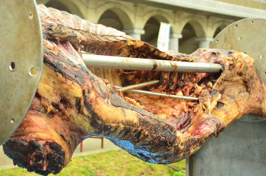 ブランド和牛「宗谷黒牛」の豪快な丸焼きを味わえる! 最北端・食マルシェ