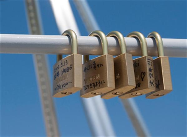 カップルたちのメッセージを記した「愛の南京錠」がずらり 愛の南京錠