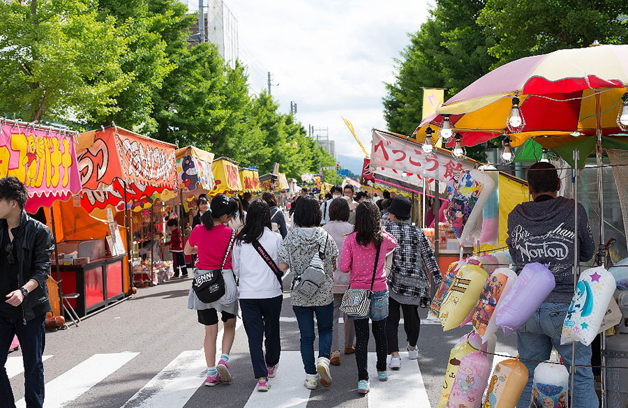 通りには数多くの露店が立ち並ぶ