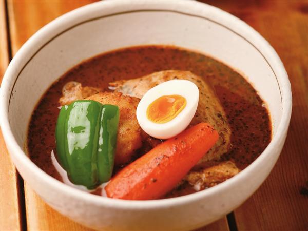 スタンダードで、なおかつコク深い味わいの「チキンスープカレー」。 香ばしく柔らかなチキンがスープにマッチし、野菜もたっぷりで食べ応え満点! チキンスープカレー