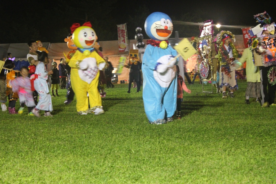 まつりを盛り上げる「大仮装盆踊り」