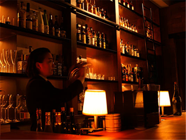 お酒の品揃えは非常に充実している AZUBARカウンターの写真