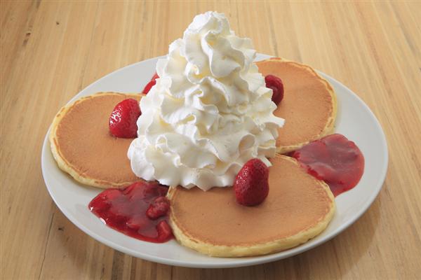 軽い口当たりのホイップクリームがたっぷりかかった、ストロベリーホイップパンケーキ980円 ストロベリーホイップパンケーキ