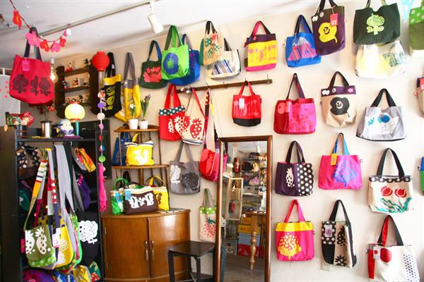 店の一押しは、札幌在住のデザイナー・ムムリク スオミさんのオリジナルプリントのバッグ ムムリクスオミさんのバッグ