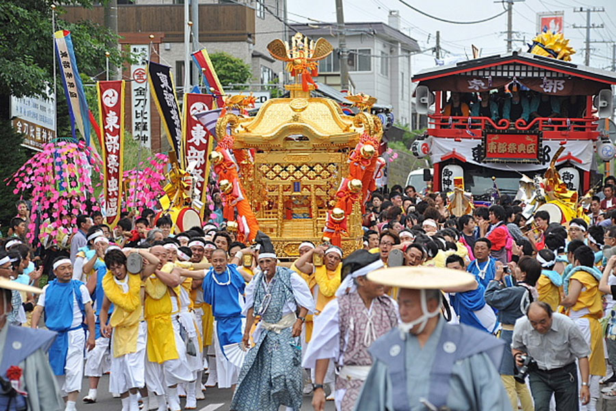 重さ約1.5トンもの大みこしが根室市内を練り歩く「市内巡幸」 金刀比羅神社例大祭