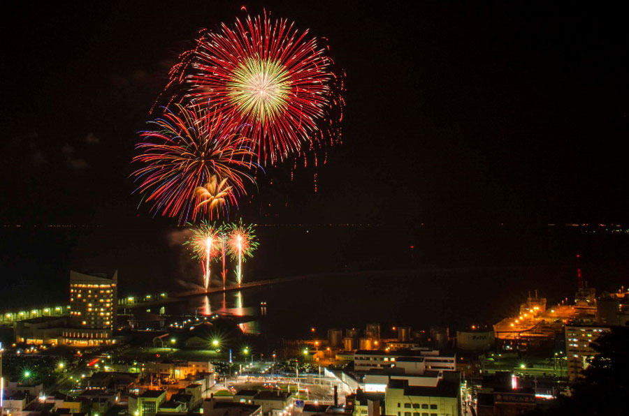 2500発の花火がまつりを締めくくる