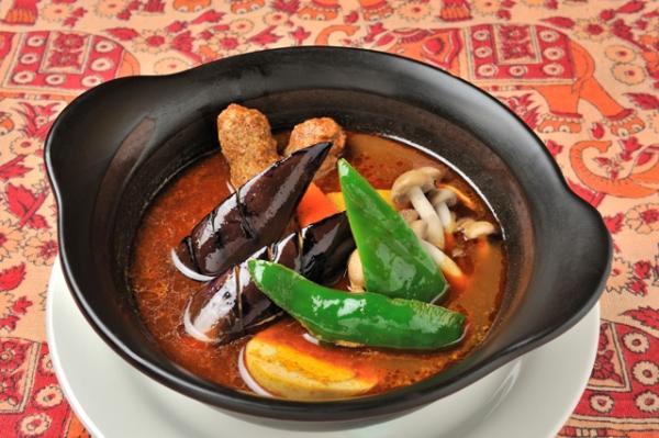 「シシカバブカレー950円」は自家製のスパイシーなシシカバブとつくね・野菜の組合せが絶妙でクセになる味わい! シシカバブカレー