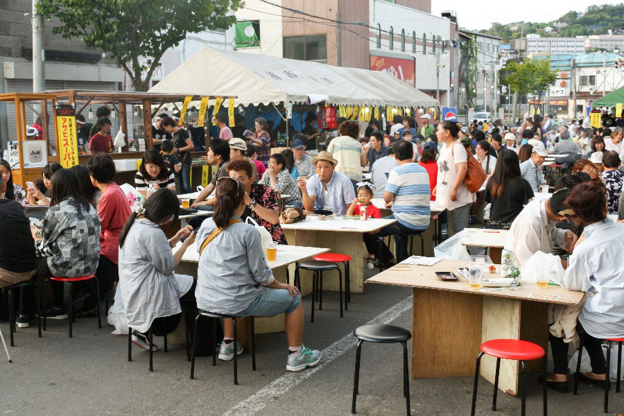 ビールとともに、地元ならではのグルメを堪能!