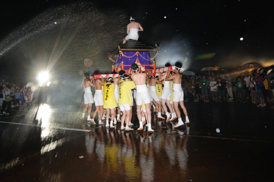 水と親しみ、水に打ち勝とうとする大迫力の「勝ち水みこし」 きたむら田舎(かっぺ)フェスティバル