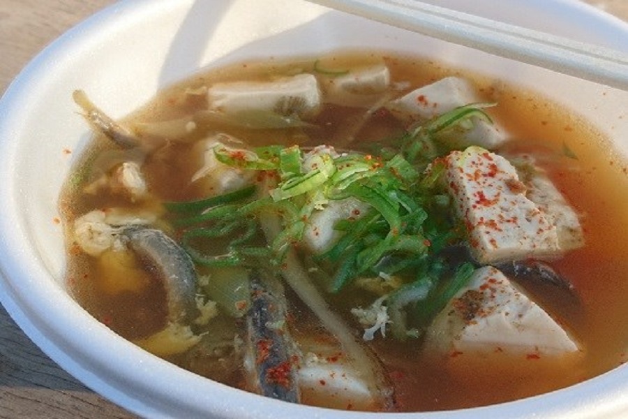 青空市場で提供される名物「どじょう汁」 きたむら田舎(かっぺ)フェスティバル