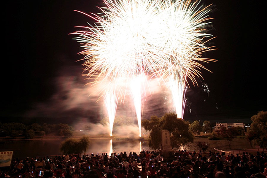 間近で打ち上げられる色とりどりの花火は迫力満点! つきがた夏まつり
