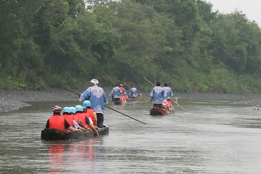 アイヌ民族に古来から伝わる技法で作られた「チプ(丸木舟)」での川下り