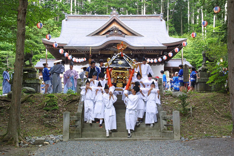 白装束を身にまとい、神輿を担ぐ伝統の義経神社例大祭