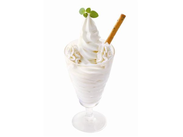 上から下まで真っ白なパフェ「よつ葉の白いパフェ」 白いパフェ