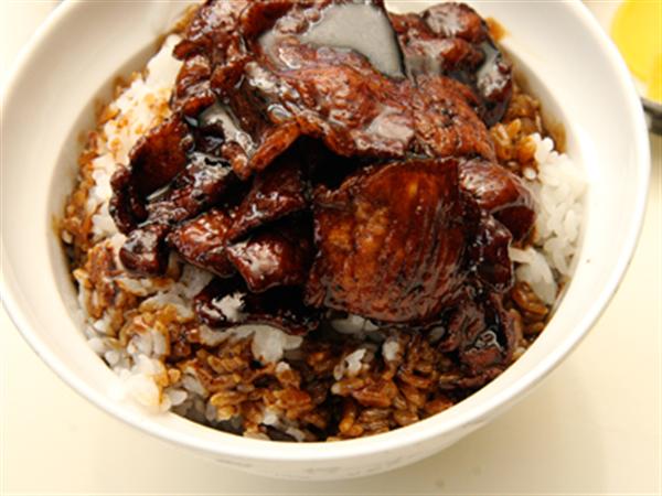 豚丼(肉盛り) 900円 新橋の元祖黒い豚丼