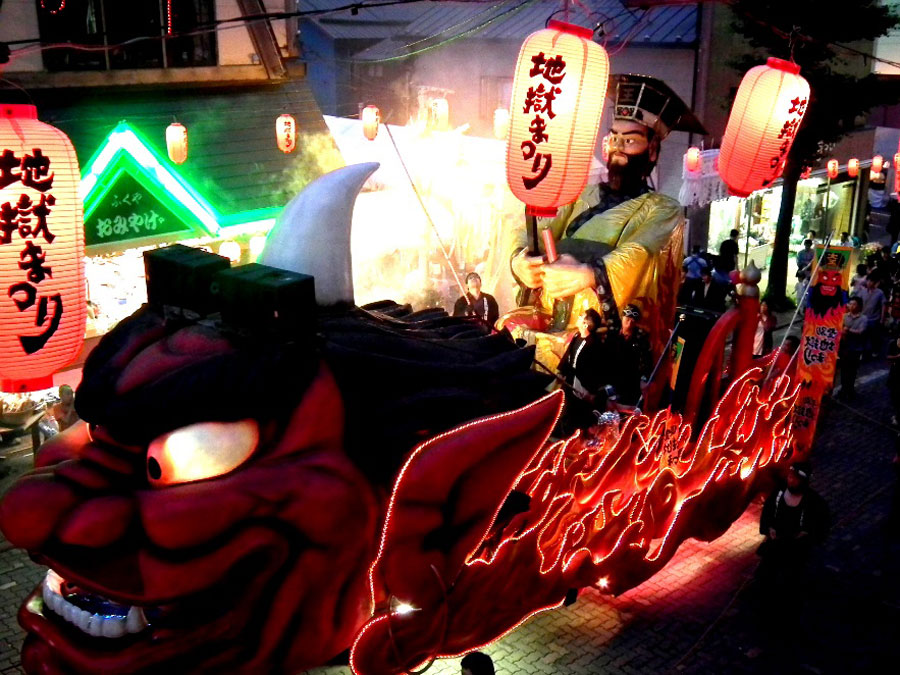 温泉街のメインストリートに登場する「エンマ大王からくり山車」