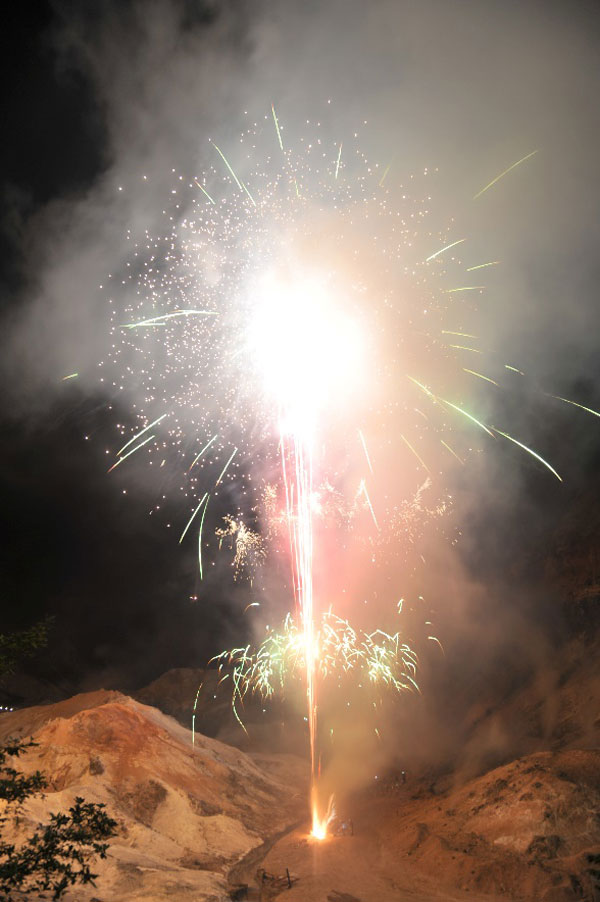 まつりのフィナーレを飾る、地獄谷の花火大会
