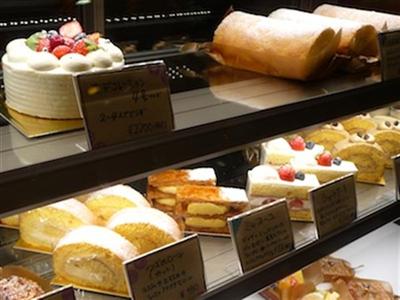 見た目も美しいケーキの並ぶディスプレー