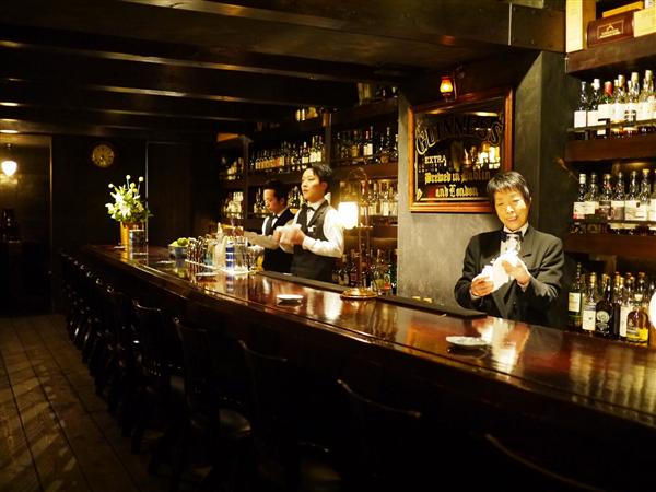 店の奥まで続く18席のカウンター。いつお邪魔しても心地良い時間が流れている。 カウンター