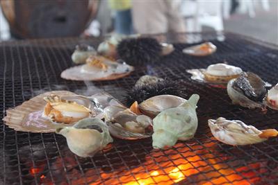 奥尻の新鮮な魚介類を炭火焼きで格安にて味わえる