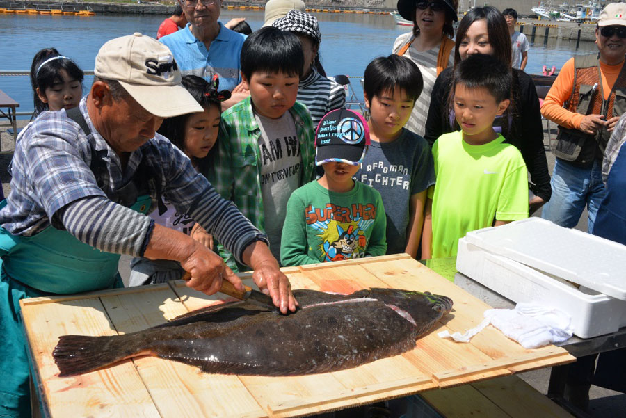 現役漁師のプロの技を間近で見学できる「特大ヒラメの解体ショー」