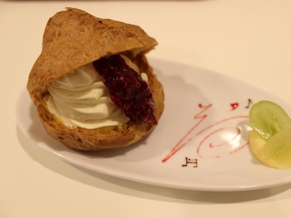 イートインスペースで頂くシュークリーム イートインスペースで頂くシュークリーム