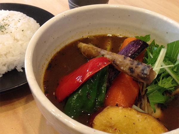 野菜の味を生かしたスープカレー やさいたっぷりのスープカレー