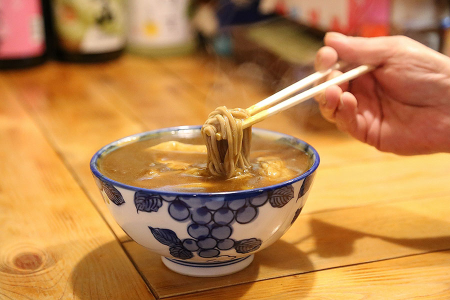 名店「藤の家」の味わいを伝える一品 鹿の谷3丁目食堂の夕張カレーそば