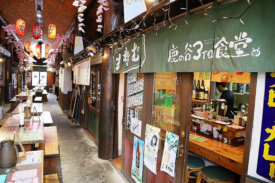 味わいのある店構えも旅情をかきたてる