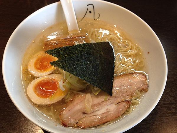 器も「凡」の字が書かれている特注物 ラーメン「凡の風」