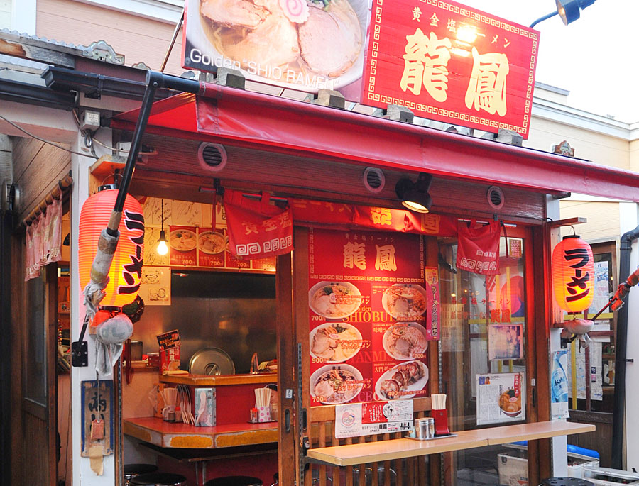 店の外にもカウンターがある