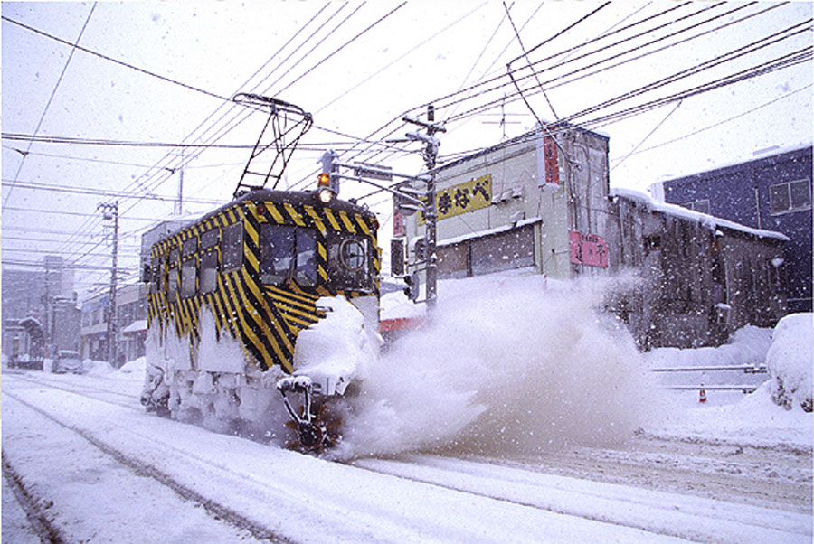 力強く雪を飛ばすササラ電車は、冬の札幌市電に欠かせない存在 札幌市電のササラ電車