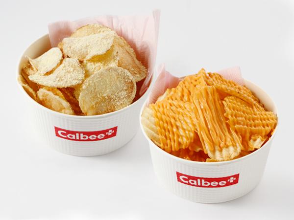大人気!揚げたてポテトチップス(しおバター味、2種のチーズ味) カルビープラスの「揚げたてポテトチップス」