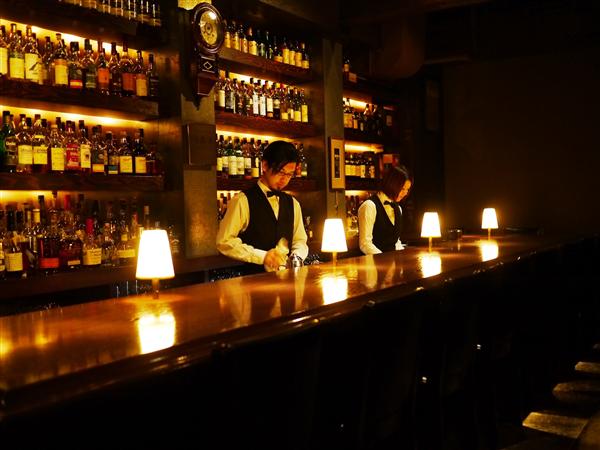 一見、硬い印象を持たれがちだが、それほど堅苦しい店ではないんですよと日渡氏は語る 白楽天 内観