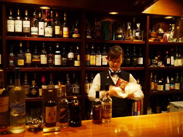 一見は華奢な女性だが、シェーカーを振る姿はバーテンダーとしての風格がある 根本氏