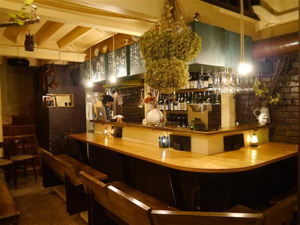 カウンターと2名掛けのテーブル席が2つの小さな店なので、事前に電話を入れてから行く方が確実 日本酒バルowl