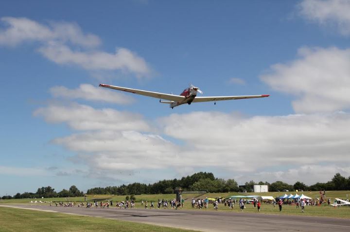 日本でここだけ!毎年大人気の、モーターグライダーからの空中菓子まき 北海道スカイスポーツフェアin滝川