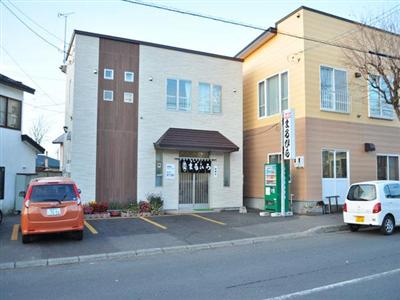 向かいに指定駐車場のあるラーメン店まるひら