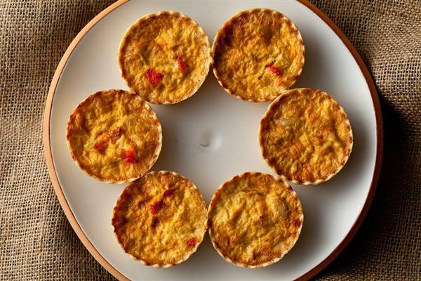 北海道がいっぱい詰まったワインに良く合う料理が並ぶ 料理写真