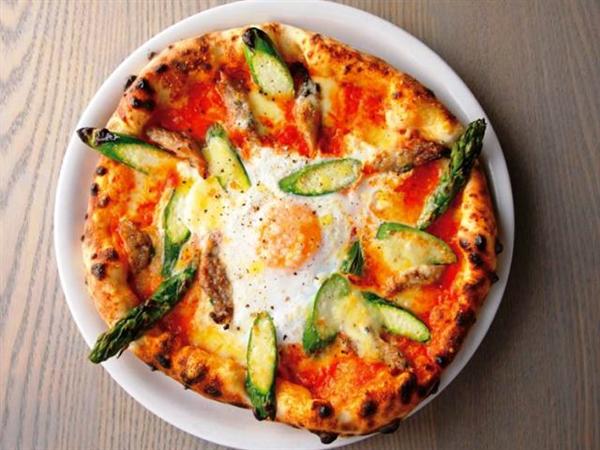 高音で焼き上げるので、外はパリパリ・中はもっちりのピッツァ ピッツァ