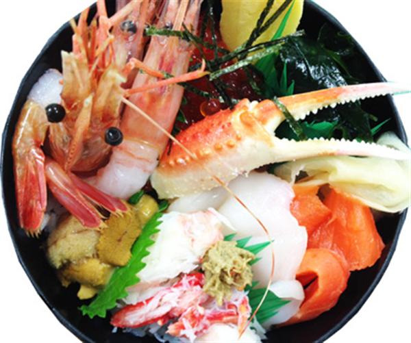 目にも鮮やかな海鮮丼 丼