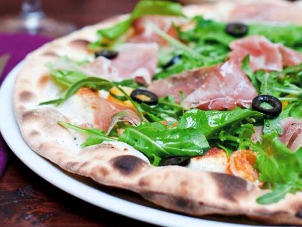 パリッと軽い食感のローマ風ピッツァは、ペロリと一人で1枚完食できる ピッツァ