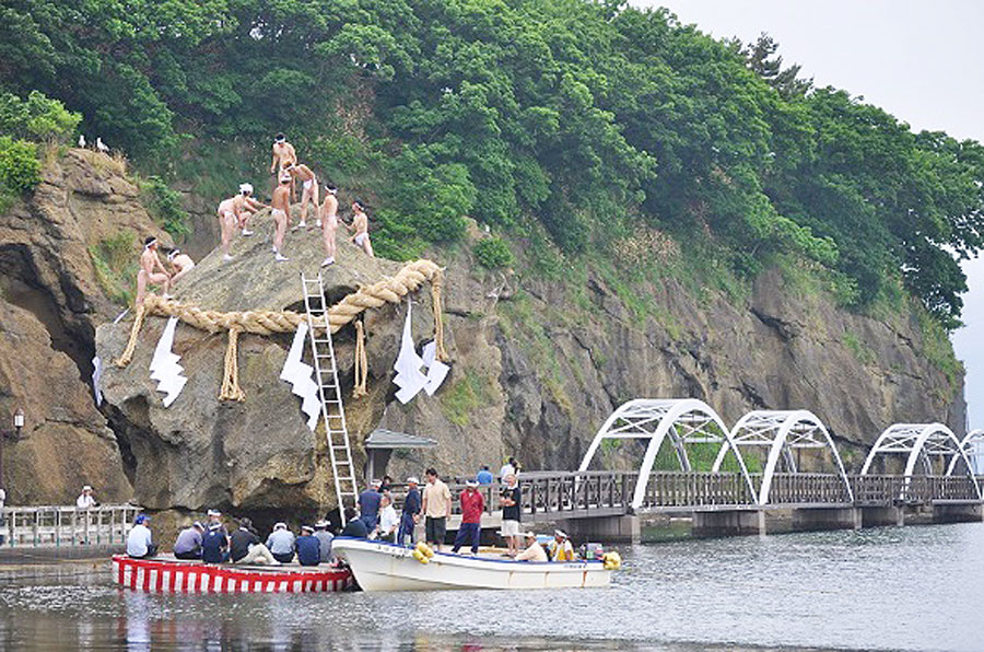 祭りのメイン、瓶子岩大しめ縄なえ・しめ縄飾り